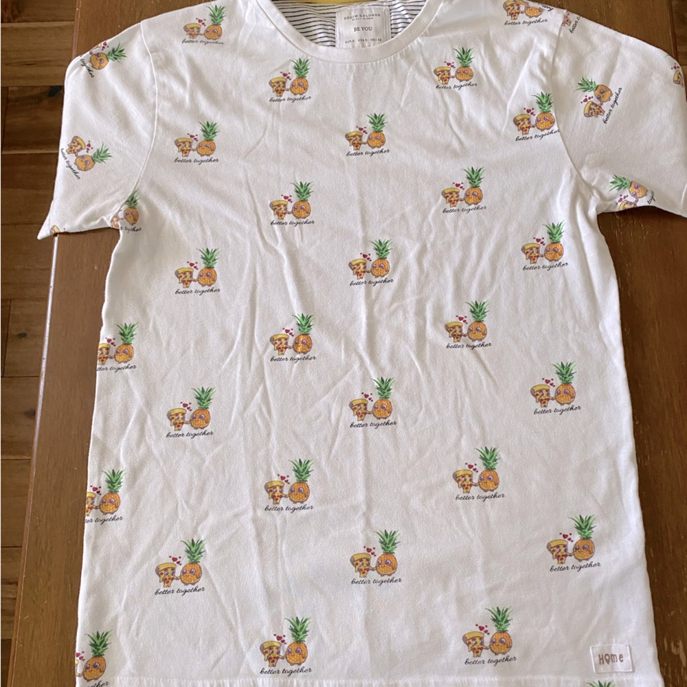 Denim and Flower White pizza and pineapple T-Shirt  Size Small